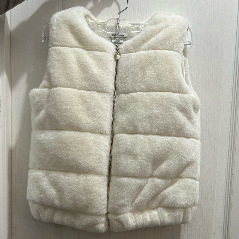 NWOT-White Faux Fur Vest (girls)